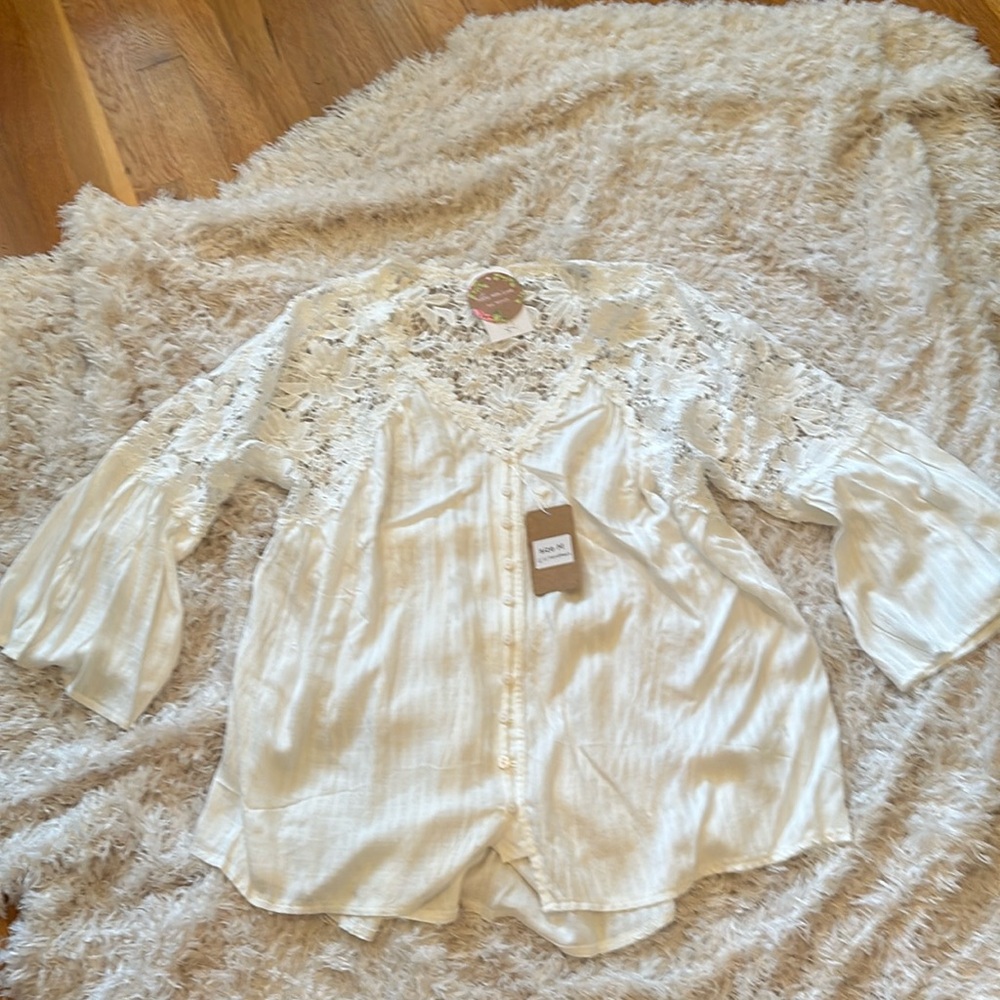 Such a romantic and feminine blouse!
